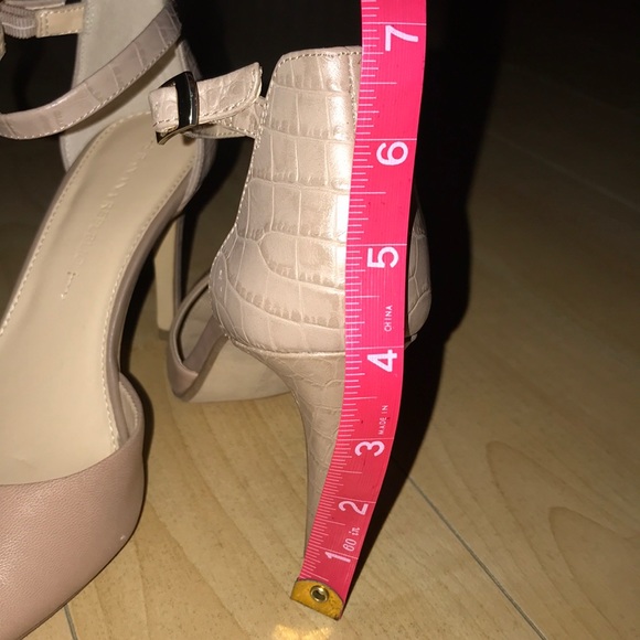 Banana Republic Tan Leather Heels, size 7.5 - Picture 2 of 4